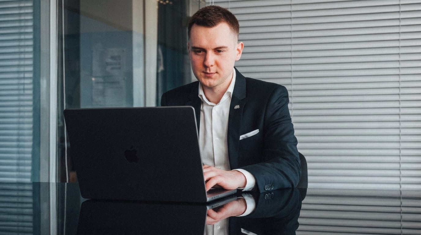 Michael Ambrozek pracuje na webu